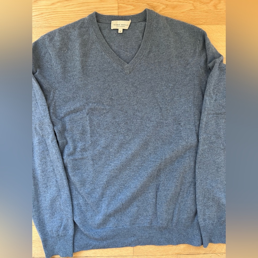 Neiman Marcus Cashmere V neck!
